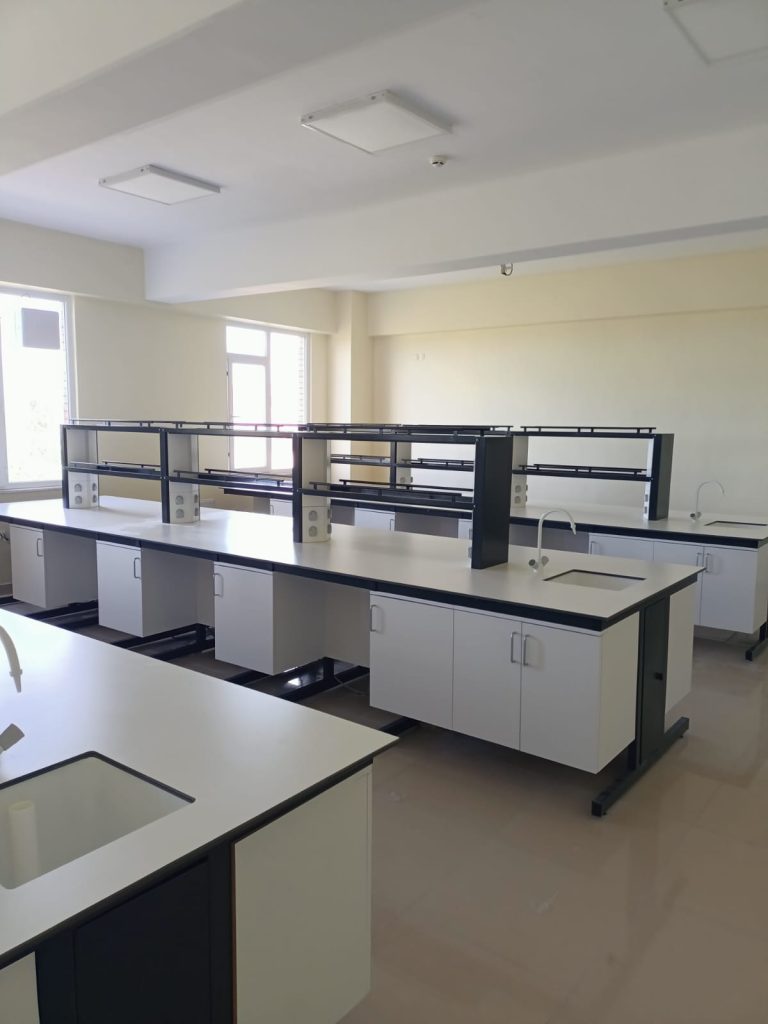 Bafra Eczacılık Fakültesi laboratuvar yapım çalışmaları.